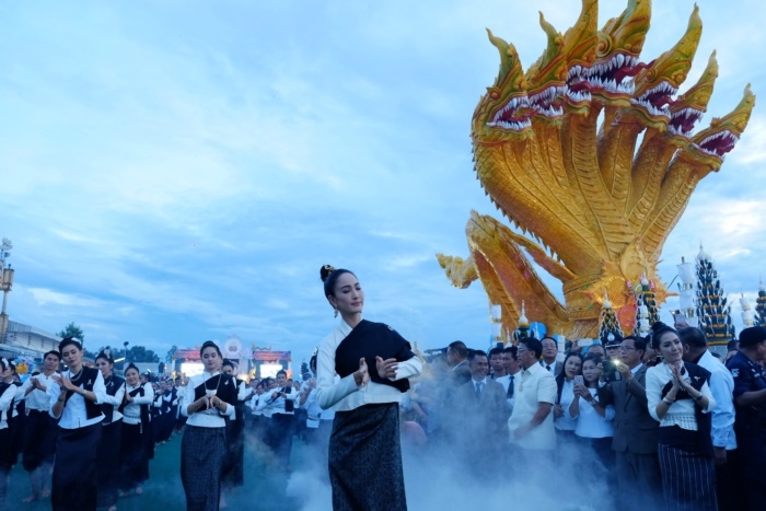 Lễ hội cầu lửa của Thái Lan với bức tượng rắn thần 7 đầu
