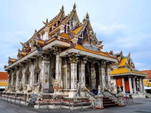 Chùa Pariwat - ngôi chùa kỳ lạ với tượng David Beckham đặt dưới bệ thờ