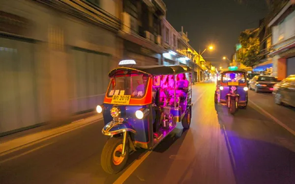 Di chuyển bằng xe Tuk Tuk Thái Lan