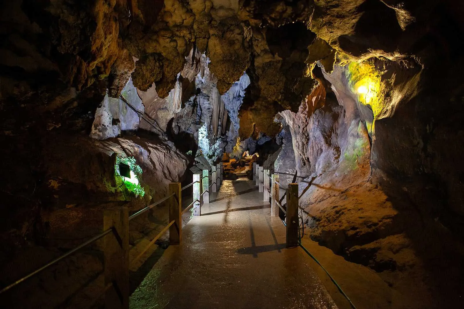 Bên trong hang động Chiang Dao