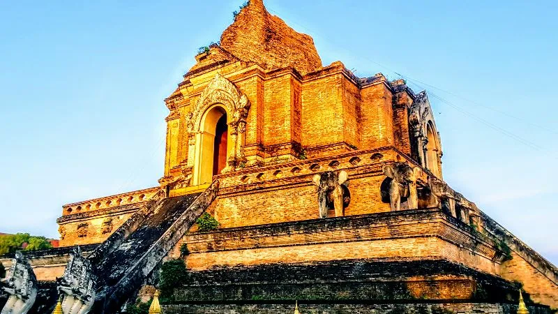 Chùa Chedi Luang linh thiêng