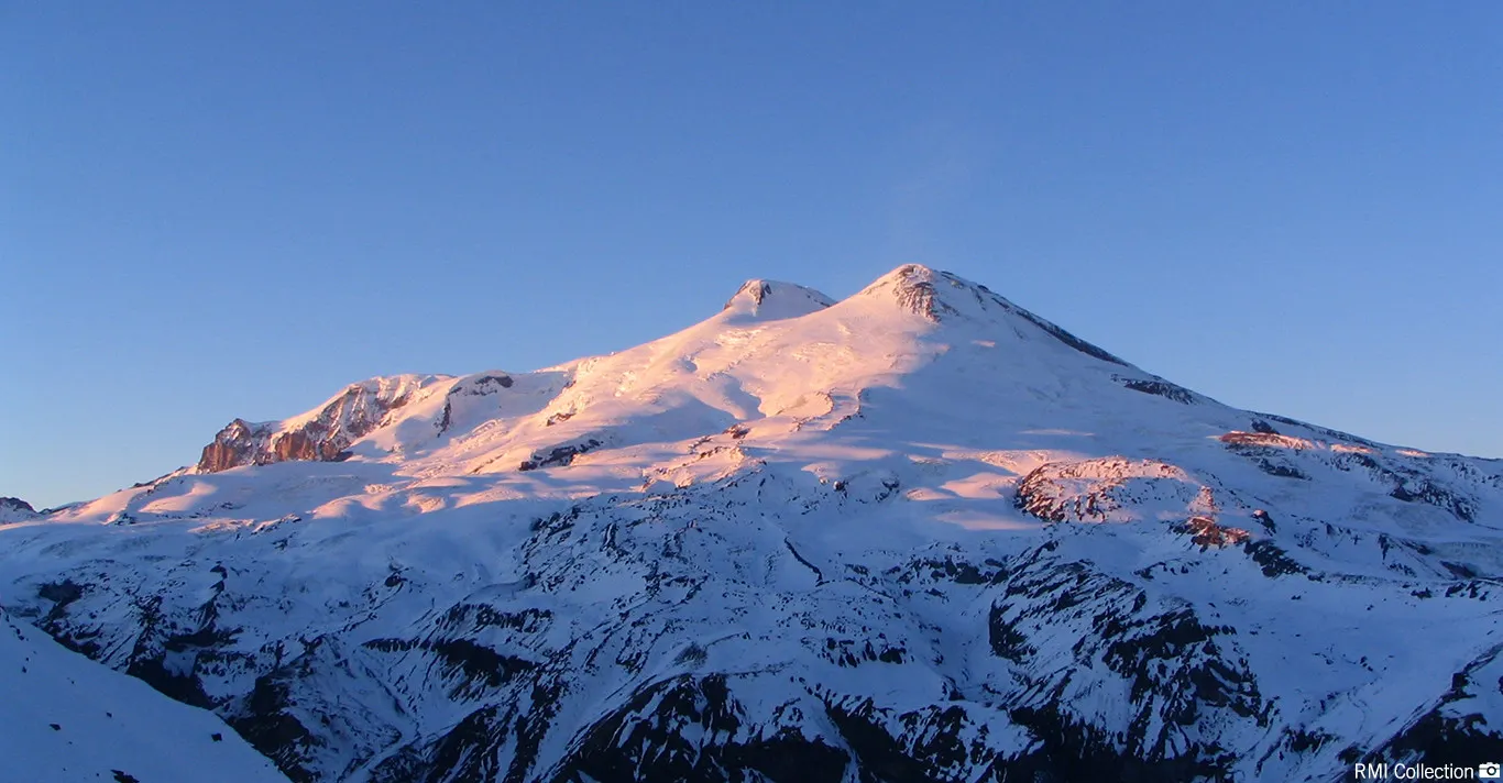 Núi Elbrus ở Nga cao 5642 m