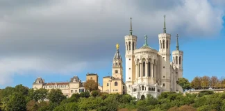 Vương cung thánh đường Fourviere ở Lyon