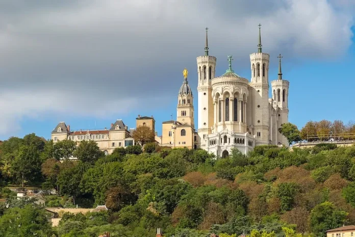 Vương cung thánh đường Fourviere ở Lyon