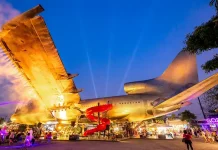 Chợ đêm Chang Chui với máy bay Boeing 747 tại Bangkok