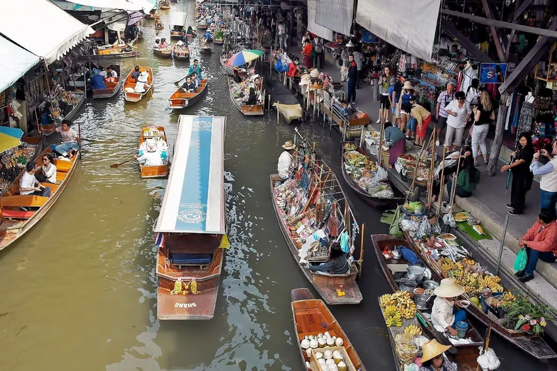 Chợ nổi Bangkok nhộn nhịp vào buổi sáng