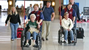 Những điều cần lưu ý với người cao tuổi khi đi máy bay